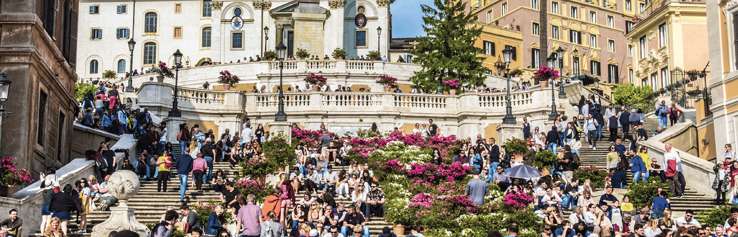 Crowded Spanish Steps in Rome, where travelers need to be aware of their surroundings.